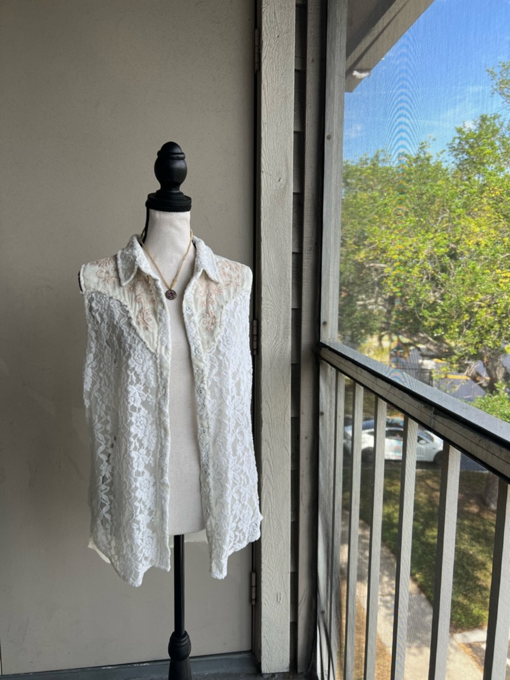 Y2K Miss Me White Lace Sleeveless Button-Up Blouse Beaded